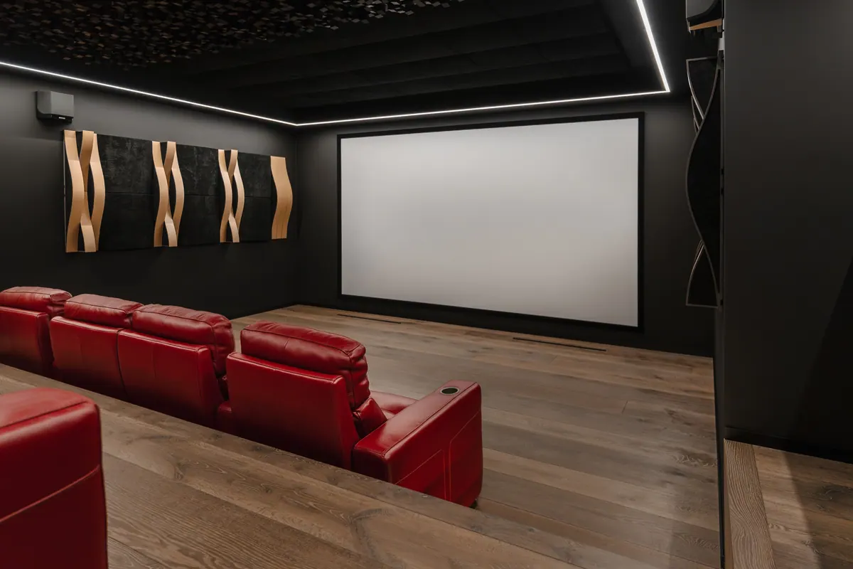 Thuisbioscoop met rode bioscoopstoelen en een groot scherm