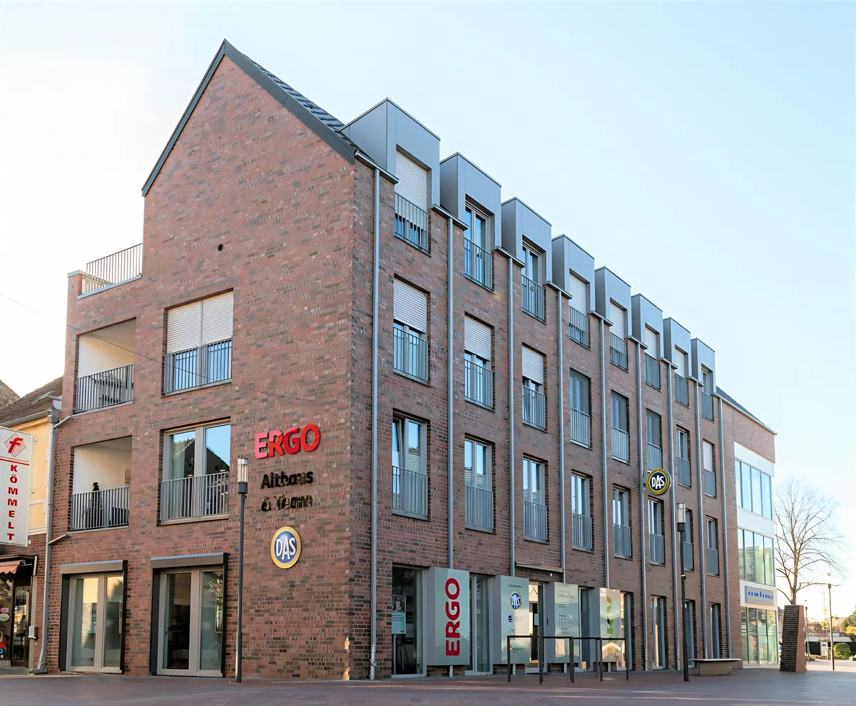 Das fertiggestellte Wohn- und Geschäftshaus in Vreden mit Klinkerfassade und Ladenlokal