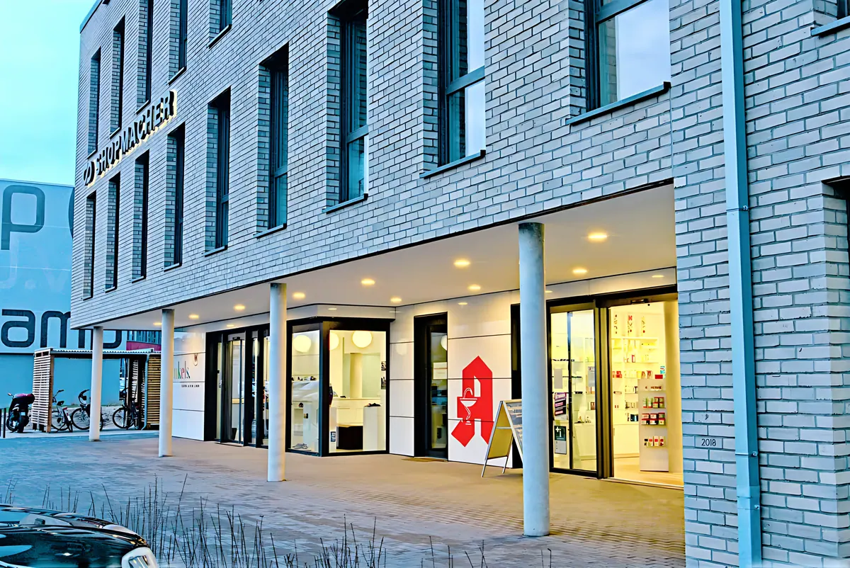 Arkade im Erdgeschoss mit Eingang zur Apotheke