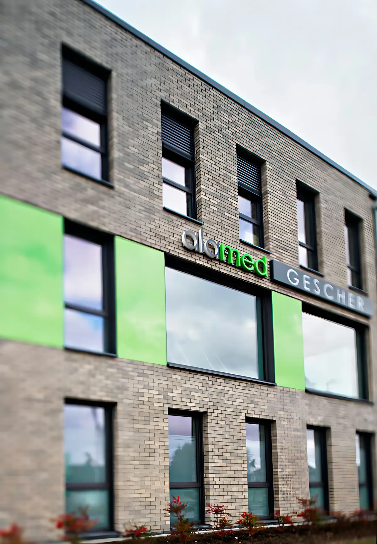 Hochformat der Fassade mit grünen Glaselementen