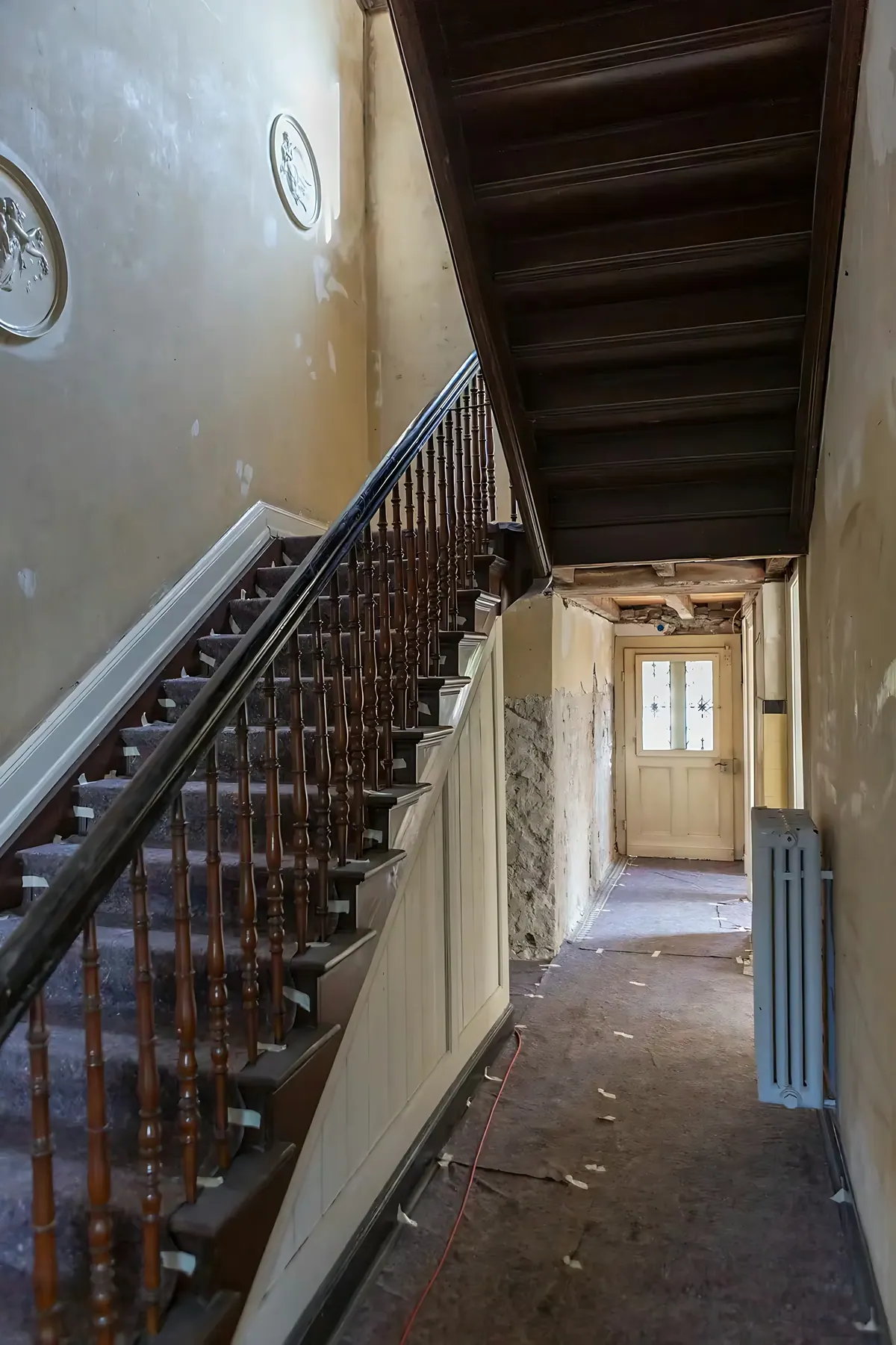 Voor de renovatie: historisch trappenhuis met gedraaide balusters