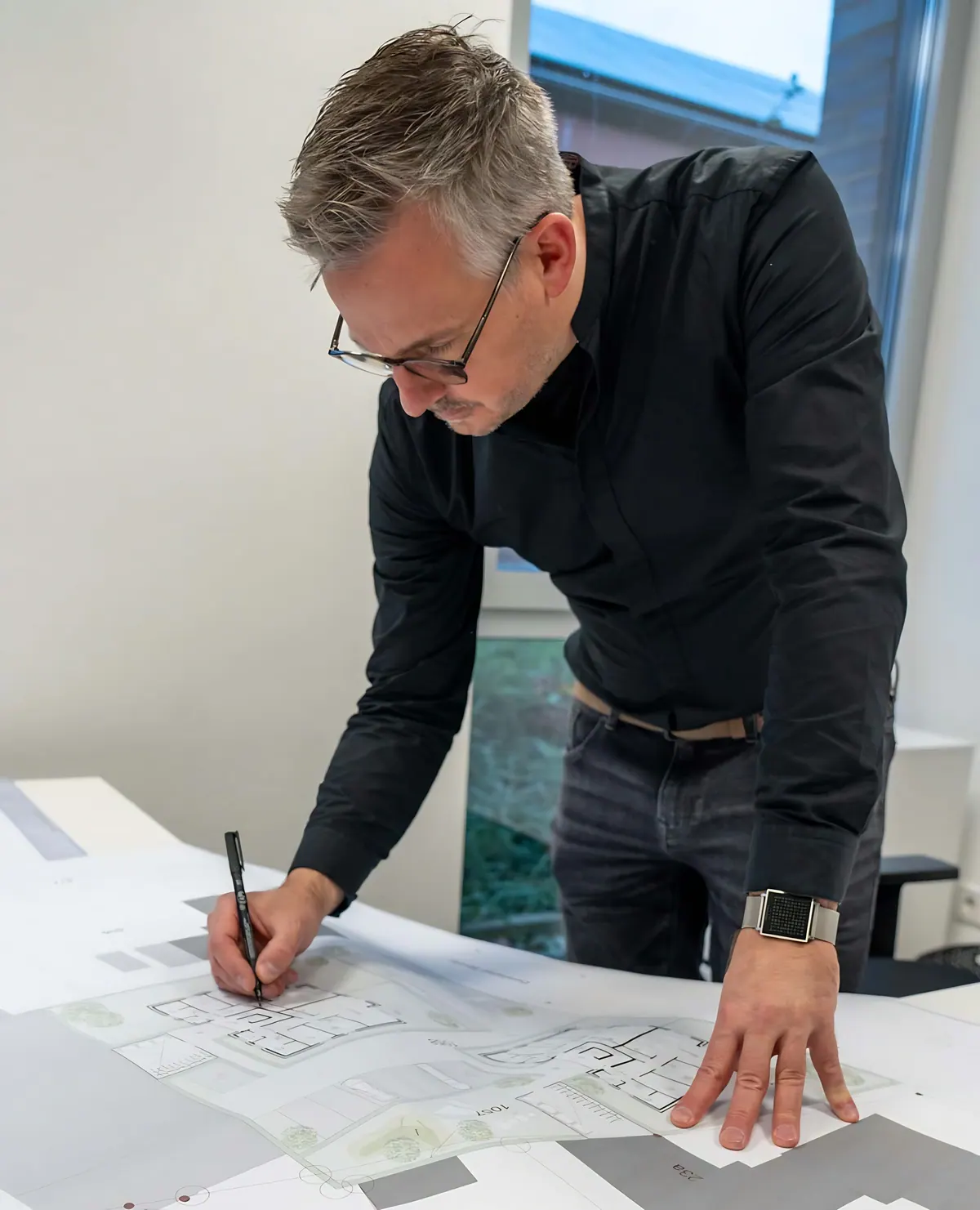 Jörg Hetkamp, Gründer und Inhaber, zeichnet an einem Plan