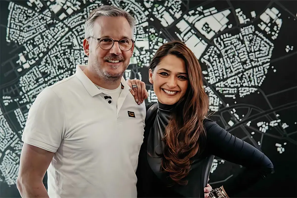 Jörg Hetkamp en architect Liz Luna Macotela voor een zwart-witte stadsplattegrond op kantoor